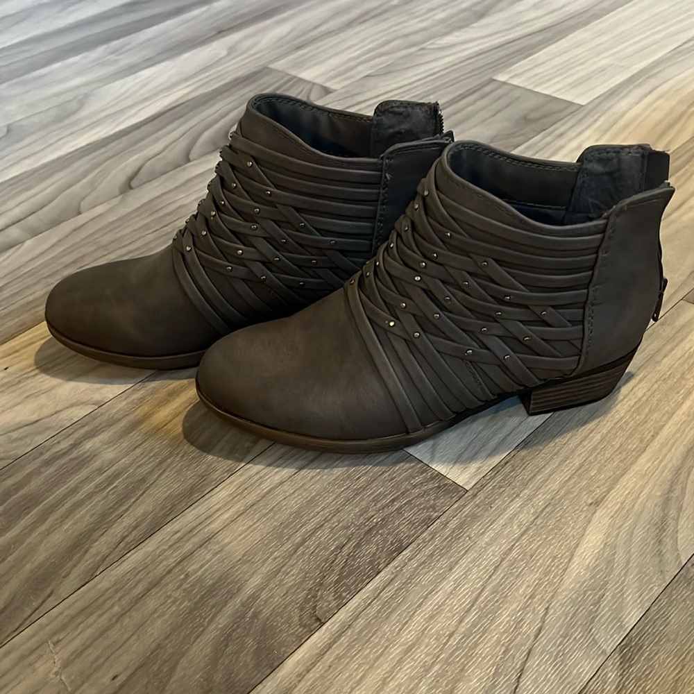 So ankle boots, grayish/brown